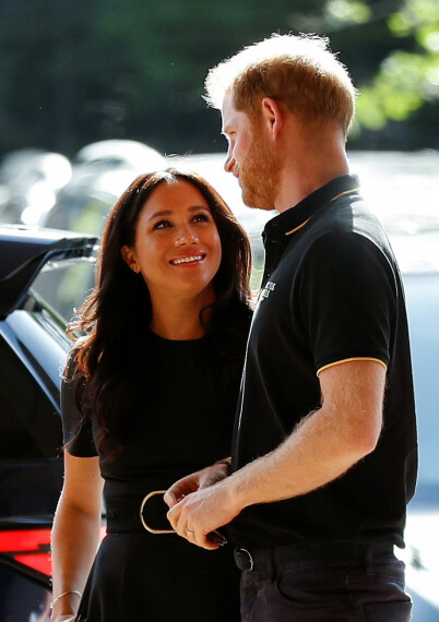 TURTELDUER: Hertuginne Meghan ønsker visstnok ikke å følge reglene for etikette under sosietetsmiddager, og blir derfor ikke lenger invitert av ektemannens omgangskrets. Foto: NTB Scanpix TURTELDUER: Hertuginne Meghan ønsker visstnok ikke å følge reglene for etikette under sosietetsmiddager, og blir derfor ikke lenger invitert av ektemannens omgangskrets. Foto: NTB Scanpix